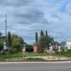 Lustige Figuren im Kreisverkehr