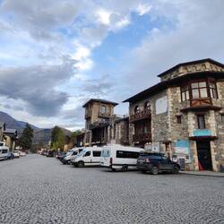 Mestia Hauptstrasse - könnte auch irgendwo in der Schweiz sein 😂