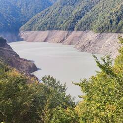 weiter dem Enguri-Stausee entlang