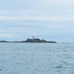 Phare de l'île Harebour devant St-Quay
