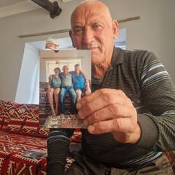 Sabri, mit einem Foto, das ihm zwei Radreisende aus Georgien geschickt haben.