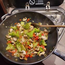 Abends gibt es wieder heimische Küche im Wohnmobil.