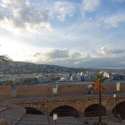 Und der Blick nach dem kurzen, aber harten Aufstieg auf den Berg