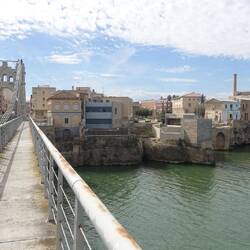 Vor Amposta geht es auf einer Hängebrücke über den Ebre