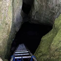 Die Leiter in den Abgrund der großen Höhle
