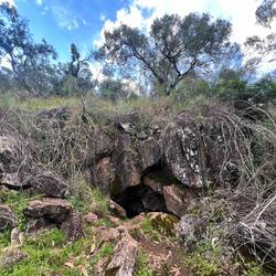 Der Eingand der ersten, kleineren Höhle