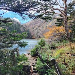 An einem wunderschön gelegenen See vorbei