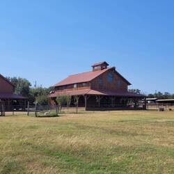 Die Farm mit unserem "Hotel" im Hintergrund