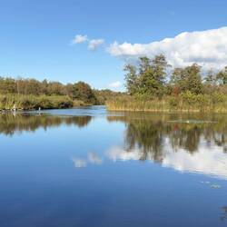 Jede Biegung brachte neue Blickwinkel und wunderbare Wolkenspiegelungen im stillen Gewässer