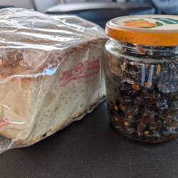 Gino hat mir ein Brot und selbst geerntete scharf eingelegte Oliven geschenkt