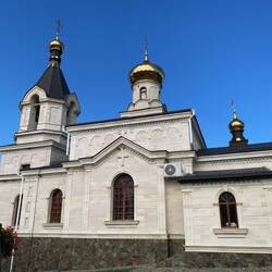Klosterkirche auf dem Bergrücken