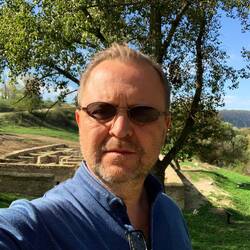 Im Hintergrund die Fundamente eines türkischen Badehauses