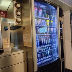 Blick in die Zukunft: Sobald es in Deutschland Internet gibt, bekommt man hier Snacks und Getränke