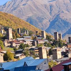 Mestia mit seinen Wehrtürmen (bis 500 Jahre alt)