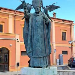 Il piccione viaggiatore con tre canarini