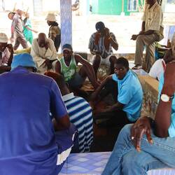 Fischer beim Kartenspiel