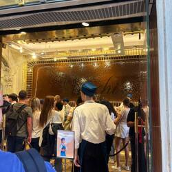 Un glacier et chocolatier où il y a du chocolat qui coule sur le mur 🤤