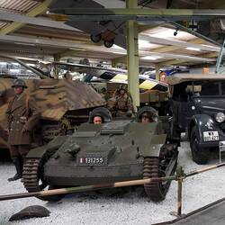 Militärische Fahrzeuge und Geräte