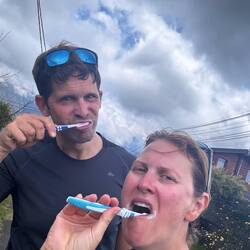 Was hatten wir wohl vergessen in unserem Daypack? Erstmal schnell auf der Straße Zähne geputzt 🤣