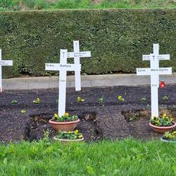 Außerhalb des Zaunes gibt es einen kleinen Friedhof für die Ordensschwestern