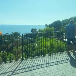 In weiter Ferne die Öltanker Schiffe und zu Füßen das Amphitheater