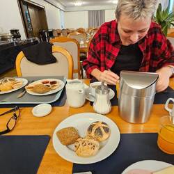 ...ja wo ist es denn jetzt hin..., neben Beate die "Mitbringsel" für Robert