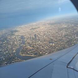 Blick auf das Hotel vom Flugzeugfenster