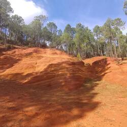 Ockerfelsen in Mormoiron. Hier wurde früher Ocker abgebaut.