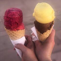 Eis: Mango (7/10⭐️), Schoko (8/10⭐️), Waldfrucht (9/10⭐️), Erdbeer-Minze (10/10⭐️), Waffeln 10/10⭐️