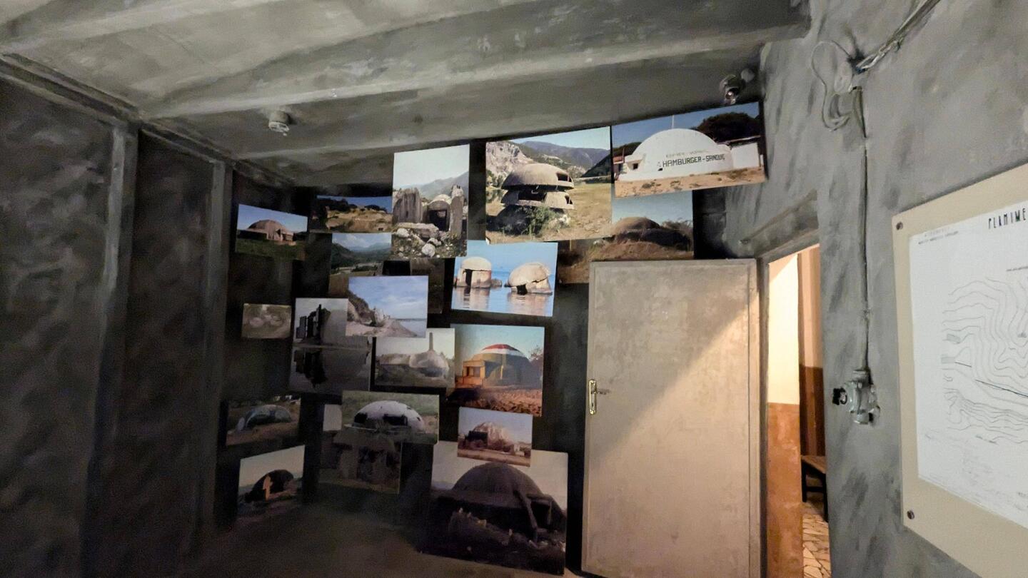 Sammlung von verschiedenen Bunkern in Albanien