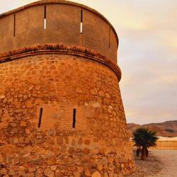 Die Verteidigungsanlage liegt direkt am Strand