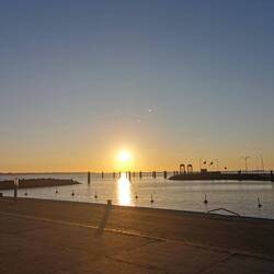 Herrlicher Sonnenaufgang im Hafen