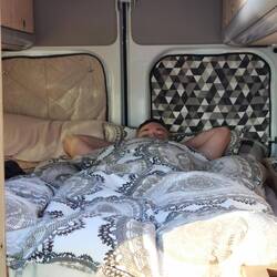 Bei 11 Grad im Womo sieht man vom Kapitän nur die Nasenspitze