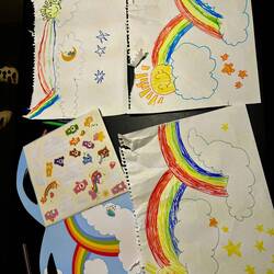 Lara hat eine Malschule eröffnet. Wir sind die Schüler.