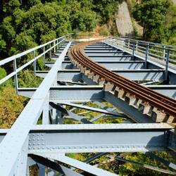 Interessantes Konstrukt - gebogene Schienen auf gerader Brücke.