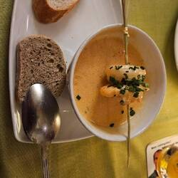 Zitronengrassuppe mit 2 Garnelen, Robert hingegen Tomatencremesuppe