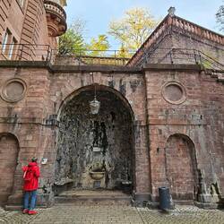 Hier ist eine von 13 Heißwasserquellen der Stadt.