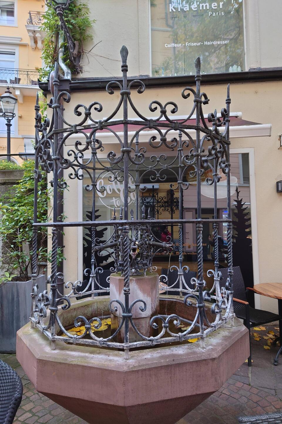 Überall gibt es Brunnen, häufig mit Trinkwasser.