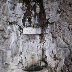 Aus der sogenannten fetten Quelle läuft heißes Wasser