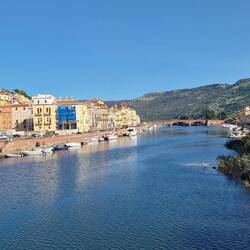 Hinten links beginnt die Altstadt mit ihren bunten Häusern.