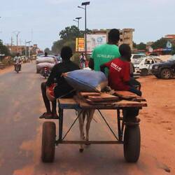 Wirklich der Schulbus? Oder vielleicht eine Kleiderspende?