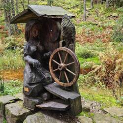 Eine Nixe, die den Menschen hier beim Spinnen half, sich aber dann unglücklich verliebte.