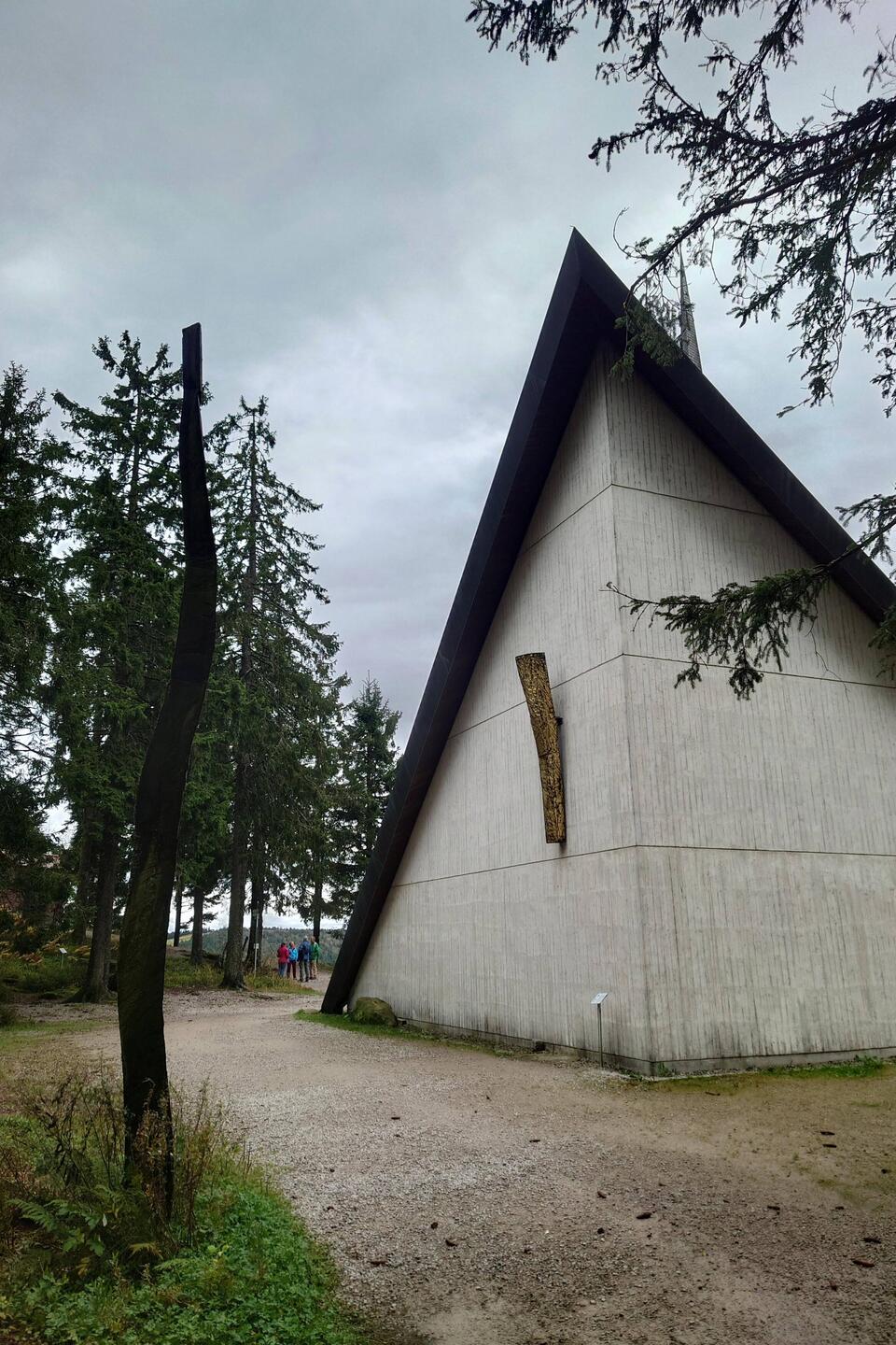 An der Kapelle ist ein goldener Engelsflügel.