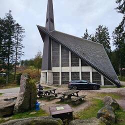 Vor der Kapelle gibt es einen Brunnen mit besonderem Wasser, das sich manche abfüllen.