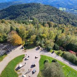 Vor dem Turm sieht man die in den Boden "eingesunkenen" Würfel.