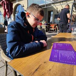 Er wollte ja nicht in der Sonne sitzen, sondern lieber drinnen.