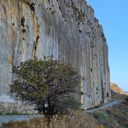 vorbei an steilen Felsen