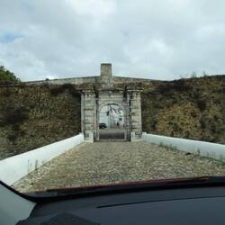 Weer door zo'n smalle poort.