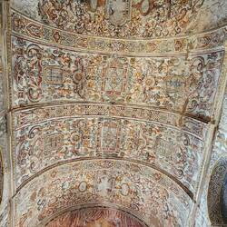 Aus dem 15.Jahrhundert. Die Decke ist übersät...