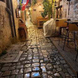 Lethally warn and on uneven ground stones